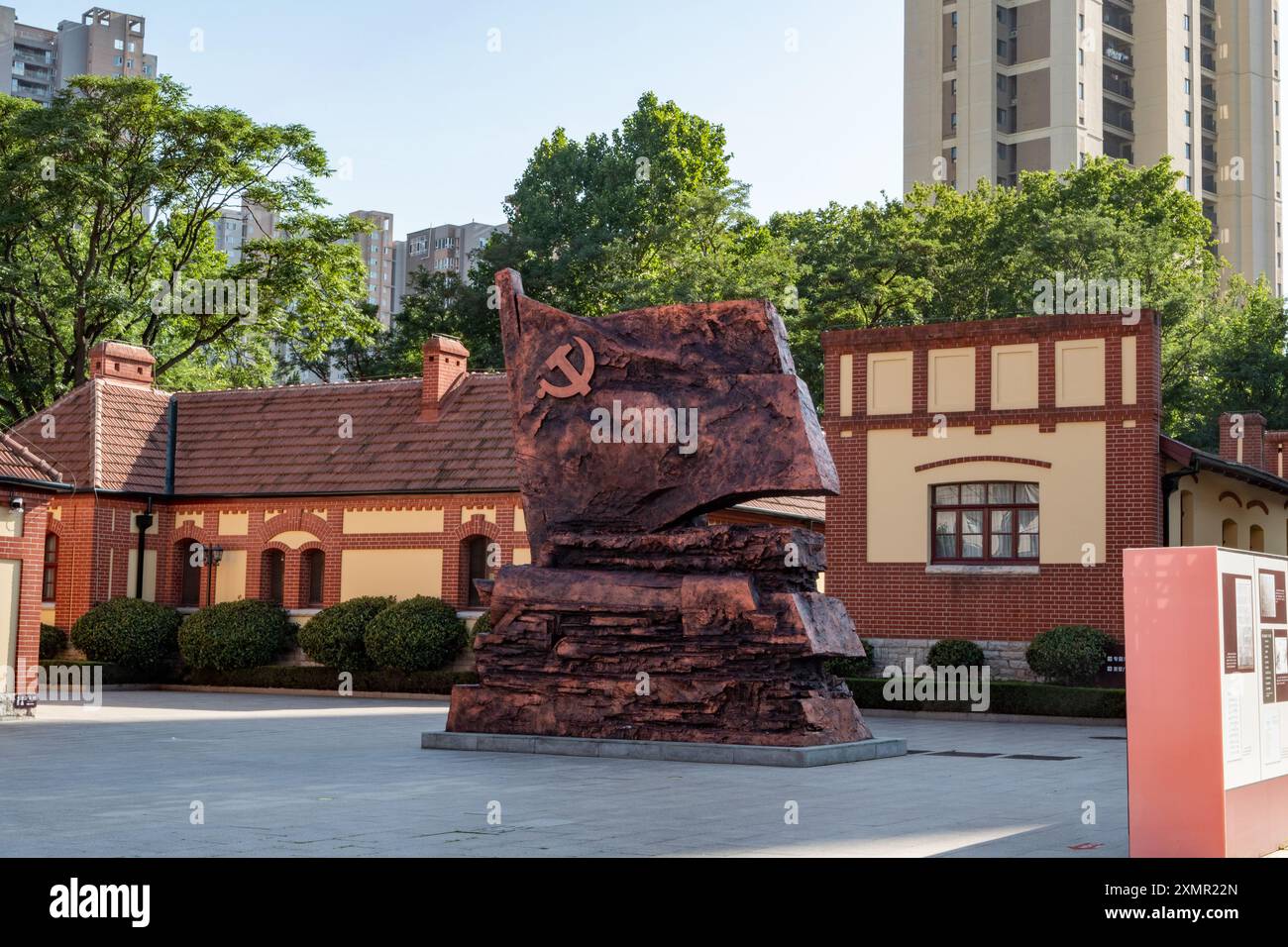 Statua della bandiera del Partito Comunista Cinese, qingdao, shandong, cina Foto Stock