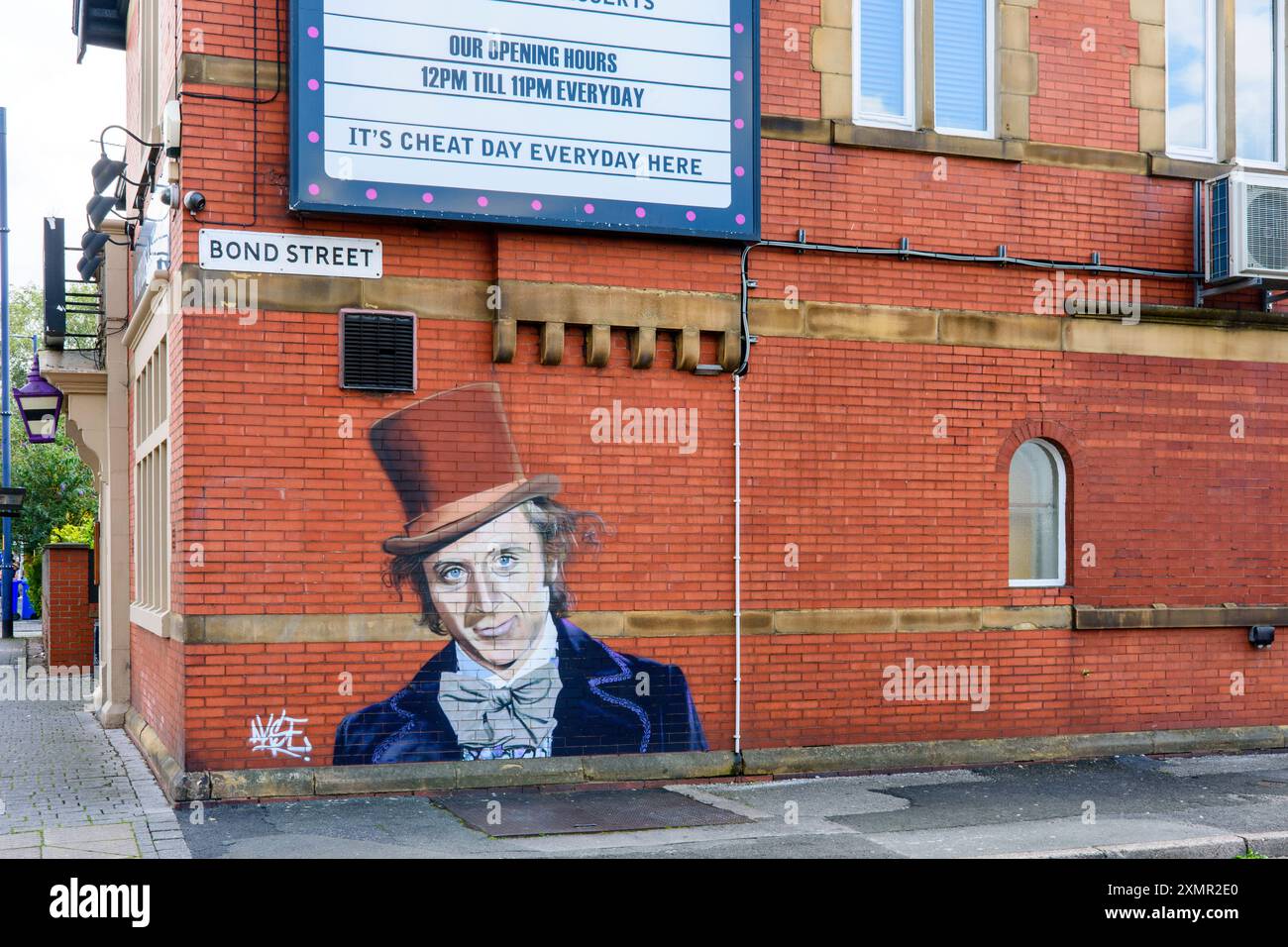 Murale, di Akse P19, di Gene Wilder vestito come Willy Wonka da 'Charlie and the Chocolate Factory', Denton, Tameside, Greater Manchester, Inghilterra Regno Unito Foto Stock