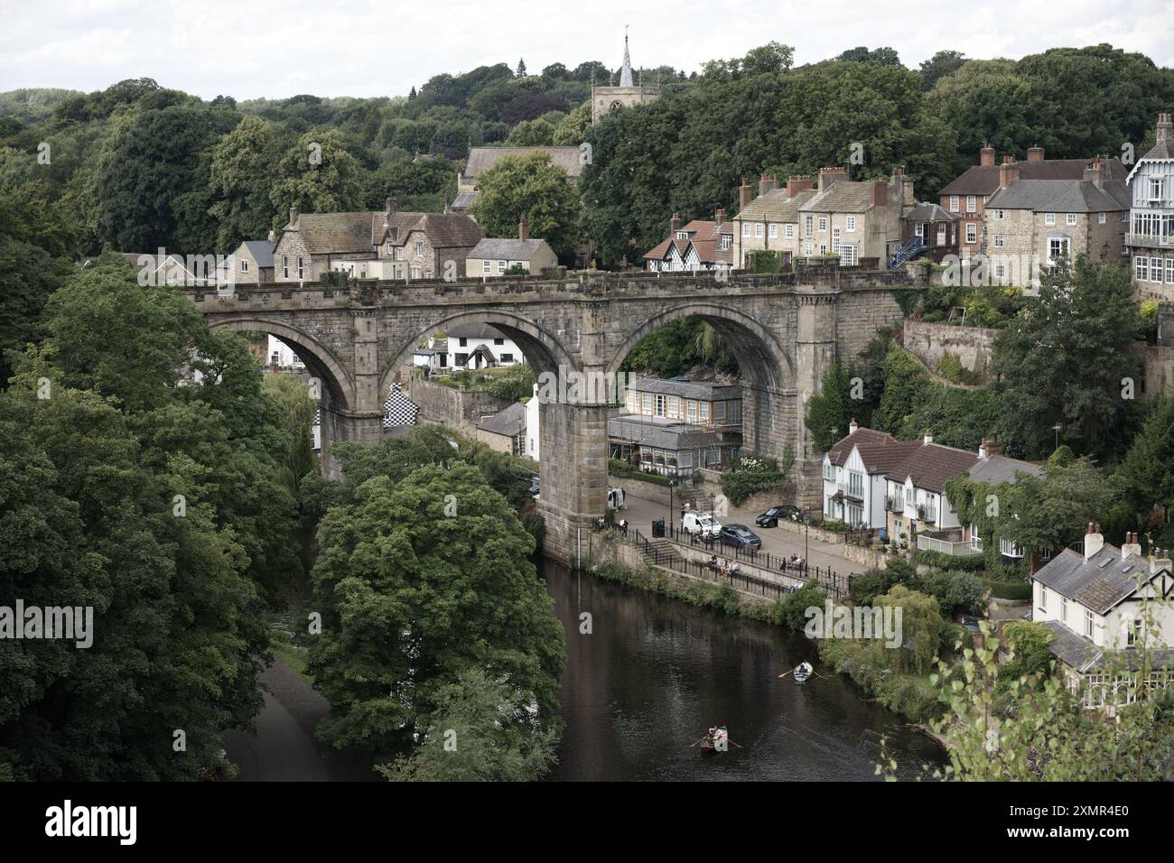 Viadotto di Knaresborough che attraversa il fiume Nidd a Knaresborough, North Yorkshire Foto Stock