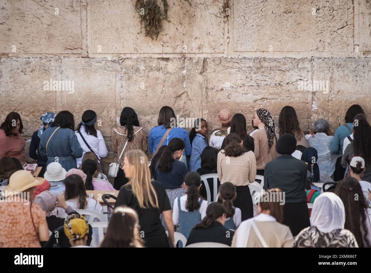 26 luglio 2024, Gerusalemme, Israele: Le adoratrici ebraiche pregano al fianco delle donne del muro Occidentale. Il muro Occidentale, noto anche come muro del pianto in Occidente e muro di al Buraq nell'Islam, è una destinazione di pellegrinaggio per i credenti ebrei. Situato nella città vecchia di Gerusalemme, è una parte del muro di contenimento del Monte del Tempio. Una partizione di metallo divide l'area in due: Uomini a sinistra e donne a destra. Durante tutto il giorno, gli ebrei credenti visitano il sito per pregare, per leggere i libri sacri della Torah e per lasciare una nota di carta all'interno delle crepe del muro. L'intera area è sorvegliata da israeliani venduti Foto Stock