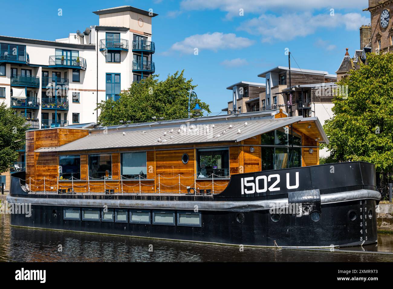 Chiatta o casa galleggiante sul fiume Water of Leith, The Shore, Edimburgo, Scozia, Regno Unito Foto Stock