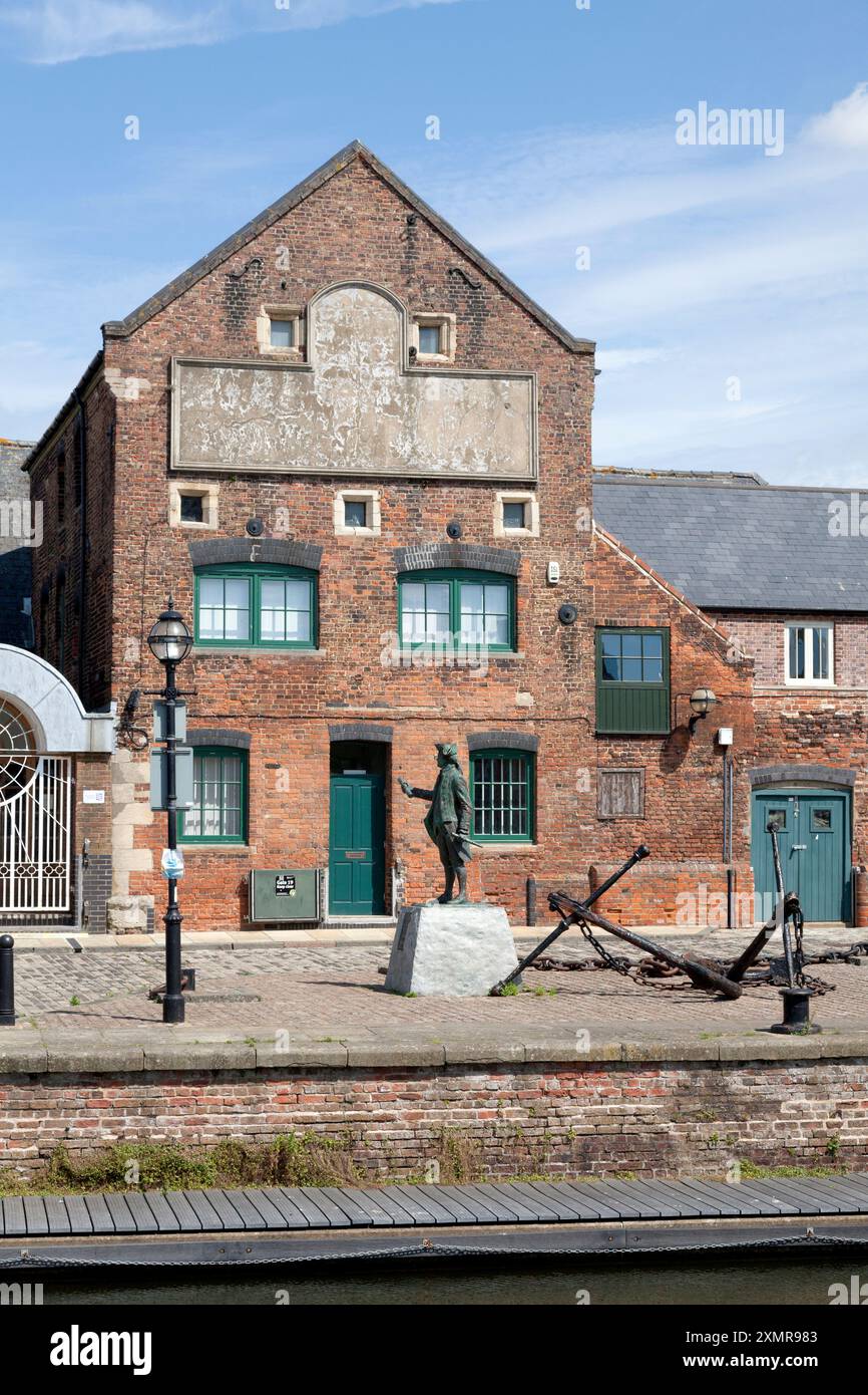 Statua del capitano George Vancouver di fronte all'edificio del magazzino accanto a Purfleet Quay, King's Lynn, Norfolk Foto Stock