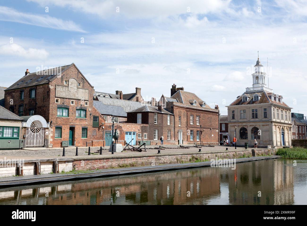 Edifici storici sul lungofiume e Customs House a Purfleet Quay, King's Lynn, Norfolk Foto Stock