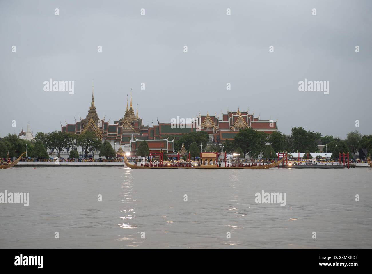 La Royal Thai Navy, dimostrazione per vedere la gente durante le prove della parata delle tre Royal Barges - il Suphannahong, il Narai Song Suban Re Rama IX, e l'Anantanakkharat sul fiume Chao Phraya e di cantare le canzoni ritmiche del canottaggio delle chiatte si esibiscono al molo Ratchaworadit sulla Maha Rat Road a Bangkok il 29 luglio 2024. Che fanno parte della Royal Barge Procession in onore di sua Maestà il Re in occasione del sesto ciclo di sua Maestà (72°) anniversario di compleanno, il 28 luglio 2024. (Foto di Teera Noisakran/Sipa USA) Foto Stock