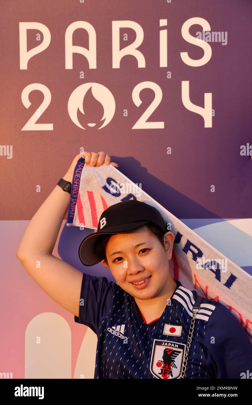 Parigi 2024 e Giappone. Tifosi giapponesi della squadra di calcio maschile del Giappone durante i Giochi Olimpici di Parigi del 2024. Uscita del piede maschile Giappone-Paraguay Foto Stock