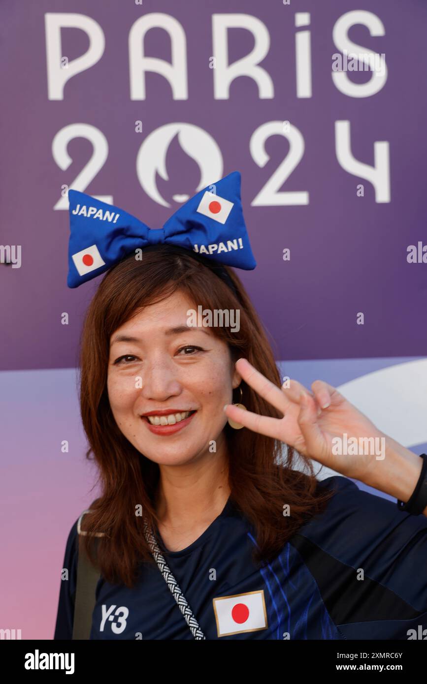 Parigi 2024 e Giappone. Tifosi giapponesi della squadra di calcio maschile del Giappone durante i Giochi Olimpici di Parigi del 2024. Uscita del piede maschile Giappone-Paraguay Foto Stock