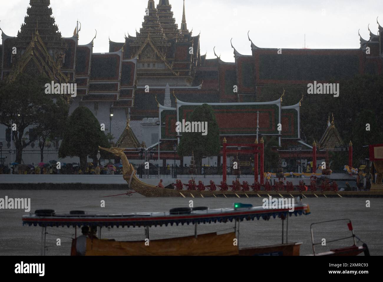 La Royal Thai Navy, dimostrazione per vedere la gente durante le prove della parata delle tre Royal Barges - il Suphannahong, il Narai Song Suban Re Rama IX, e l'Anantanakkharat sul fiume Chao Phraya e di cantare le canzoni ritmiche del canottaggio delle chiatte si esibiscono al molo Ratchaworadit sulla Maha Rat Road a Bangkok il 29 luglio 2024. Che fanno parte della Royal Barge Procession in onore di sua Maestà il Re in occasione del sesto ciclo di sua Maestà (72°) anniversario di compleanno, il 28 luglio 2024. (Foto di Teera Noisakran/Sipa USA) Foto Stock