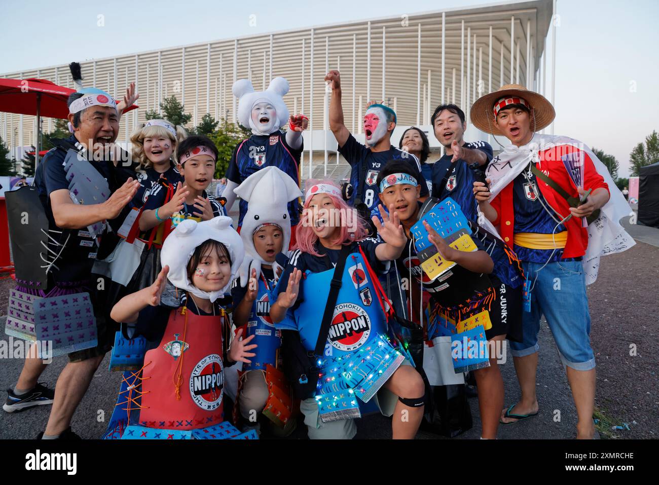 Parigi 2024 e Giappone. Tifosi giapponesi della squadra di calcio maschile del Giappone durante i Giochi Olimpici di Parigi del 2024. Uscita del piede maschile Giappone-Paraguay Foto Stock