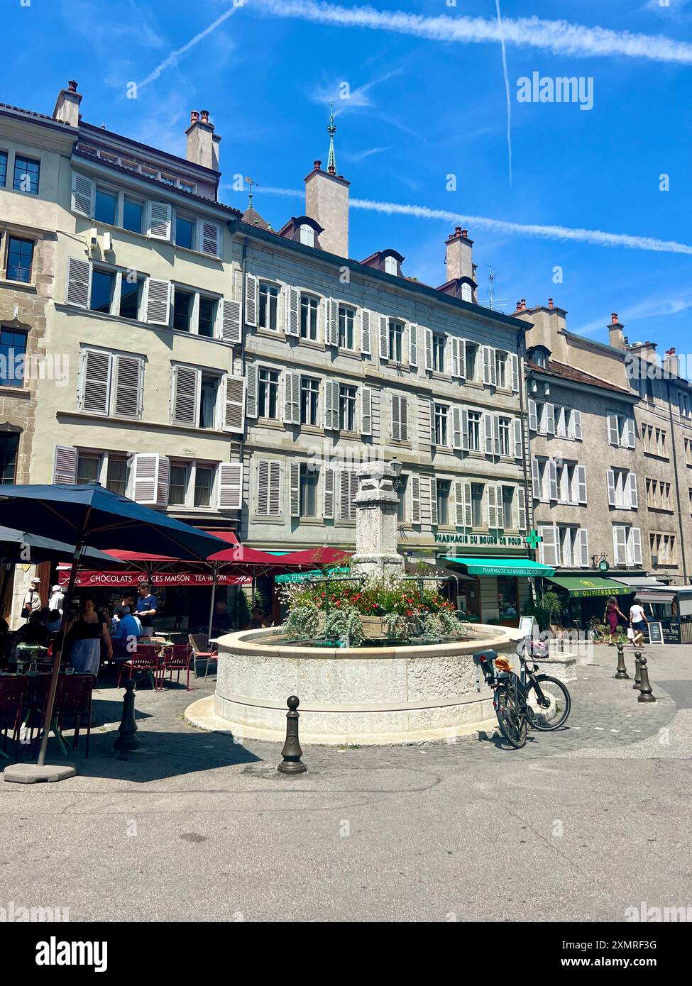 Centro storico di Ginevra con architettura caratteristica, fontane e caffetterie all'aperto. Bourg-de-Four, la piazza più antica di Ginevra. Orientamento verticale. Foto Stock