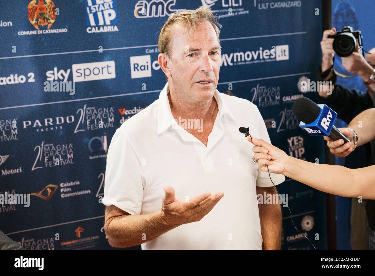 Catanzaro, Italia. 29 luglio 2024. Kevin Costner partecipa a una conferenza stampa presso la Cittadella regionale di Catanzaro. Kevin Costner, due volte vincitore dell'Oscar, partecipa a una conferenza stampa presso la Cittadella regionale come ospite della 21a edizione del Magna Grecia Film Festival di Catanzaro. (Foto di Valeria Ferraro/SOPA Images/Sipa USA) credito: SIPA USA/Alamy Live News Foto Stock