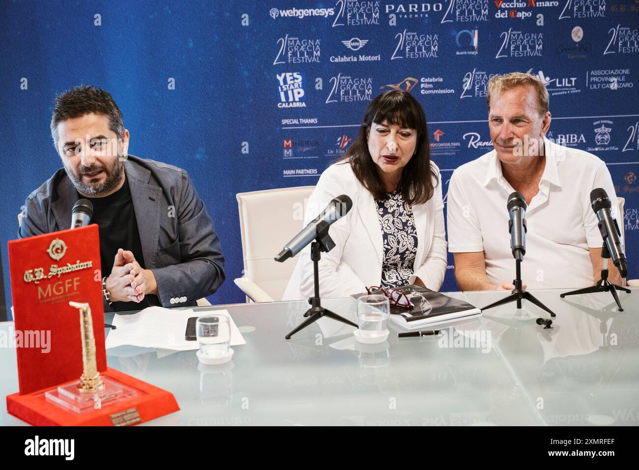 Catanzaro, Italia. 29 luglio 2024. Gianvito Casadonte (L), Direttore del Magna Graecia Film Festival, visto con l'attore Kevin Costner (R) e la traduttrice Bruna Cammarano (C) durante una conferenza stampa presso la Cittadella regionale di Catanzaro. Kevin Costner, due volte vincitore dell'Oscar, partecipa a una conferenza stampa presso la Cittadella regionale come ospite della 21a edizione del Magna Grecia Film Festival di Catanzaro. (Foto di Valeria Ferraro/SOPA Images/Sipa USA) credito: SIPA USA/Alamy Live News Foto Stock