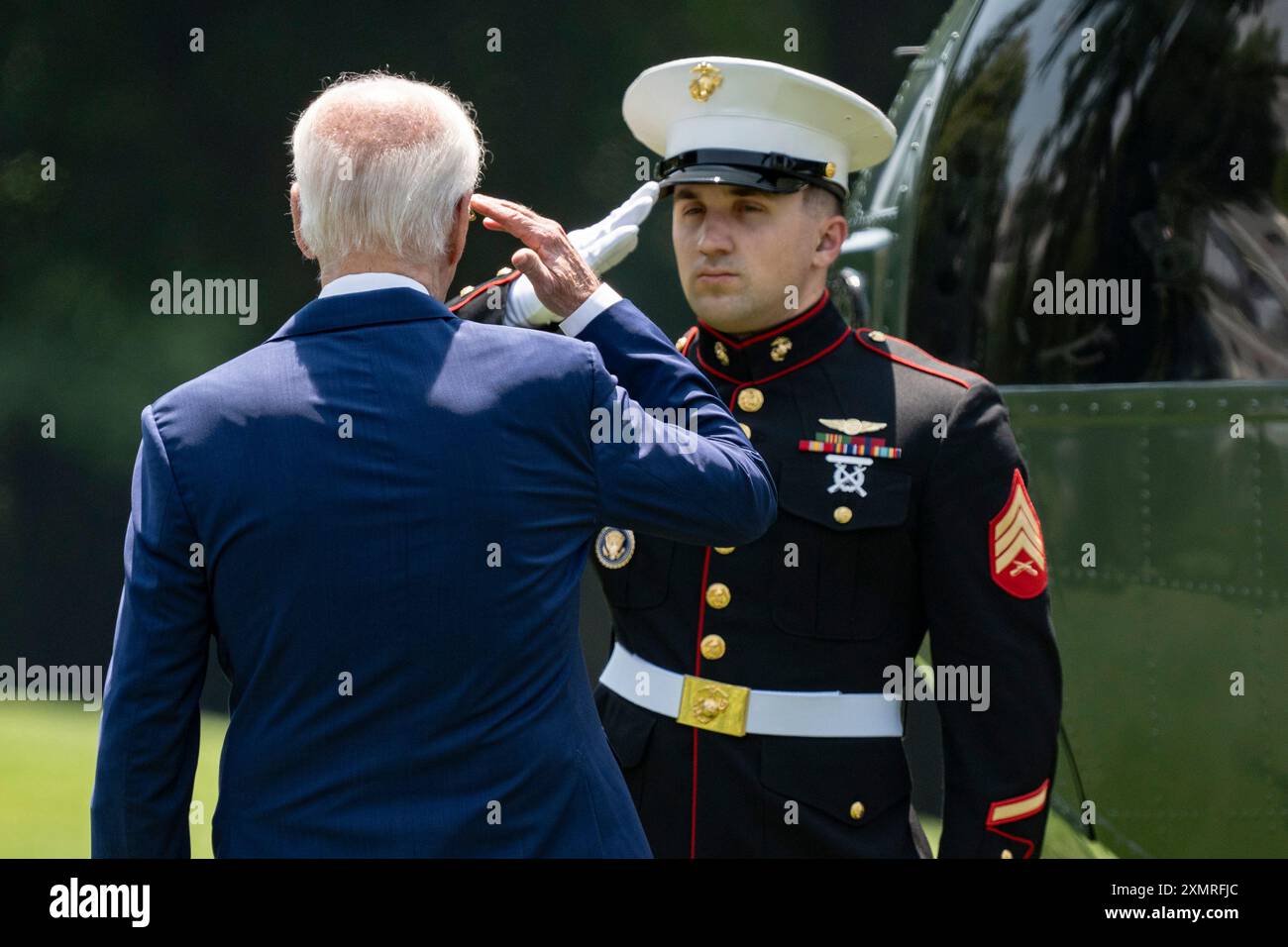 Washington, Stati Uniti. 29 luglio 2024. Il presidente Joe Biden saluta un Marine degli Stati Uniti prima di salire a bordo del Marine One diretto alla Joint base Andrews a Washington DC lunedì 29 luglio 2024. Foto di Ken Cedeno/UPI credito: UPI/Alamy Live News Foto Stock