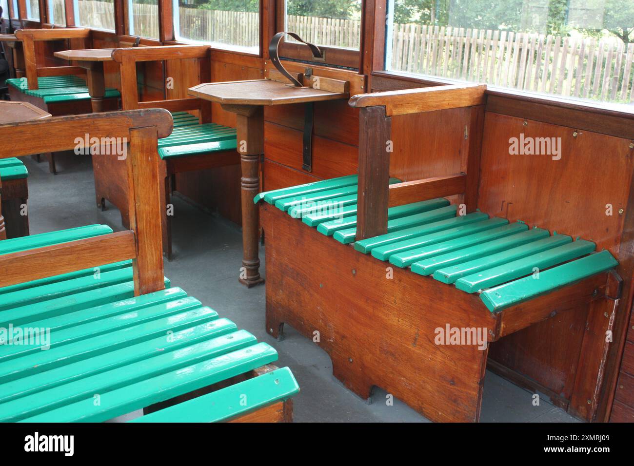 Posti a sedere in legno in carrozza sulla Welsh Highland Heritage Railway, Porthmadog, Galles, Regno Unito Foto Stock