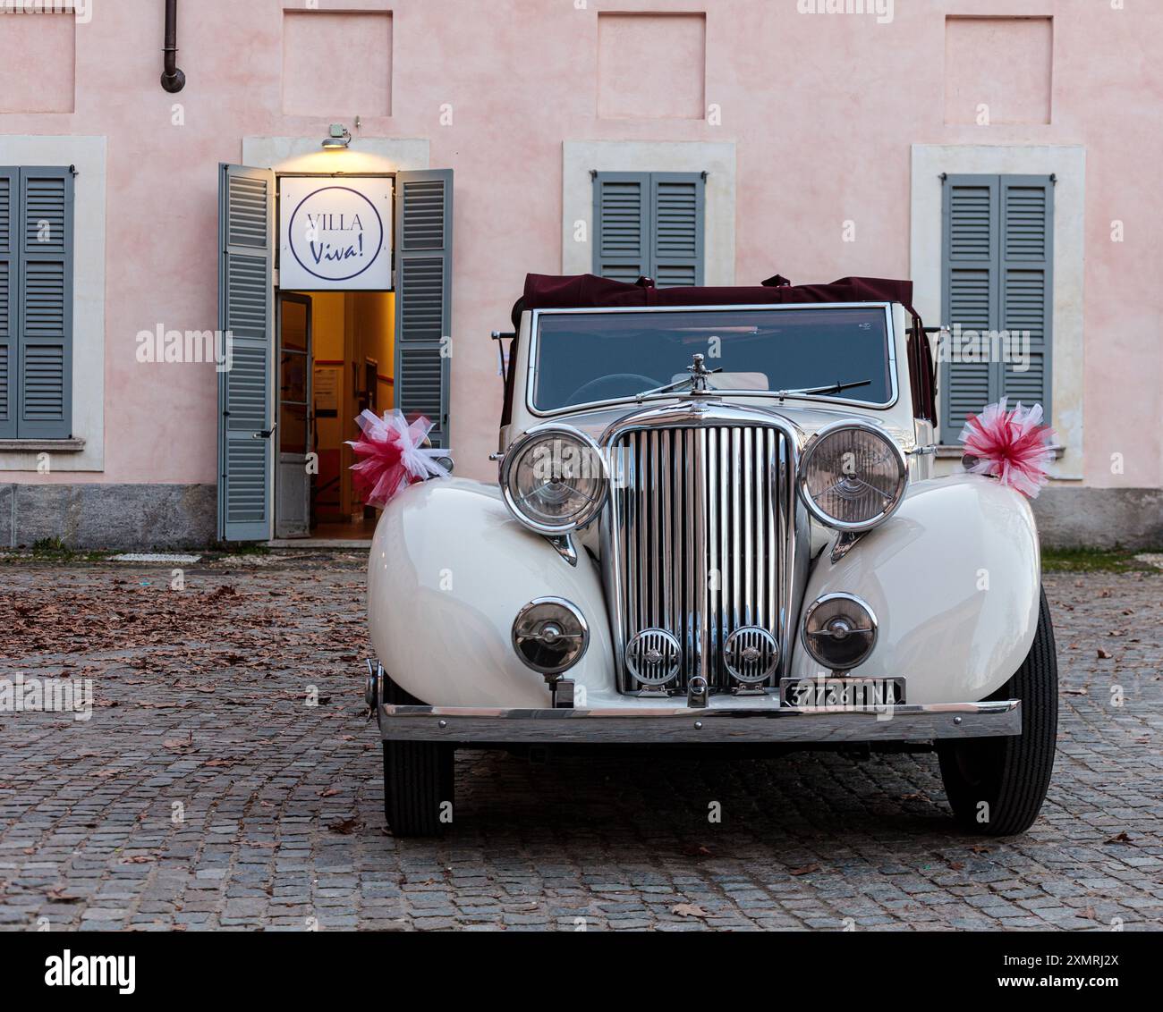 Milano, Italia - 16 marzo 2024: Vecchio roadster bianco 1936 Standard Swallow SS Jaguar parcheggiato nel cortile di Villa Litta . Vista frontale. Griglia. Cromi Foto Stock