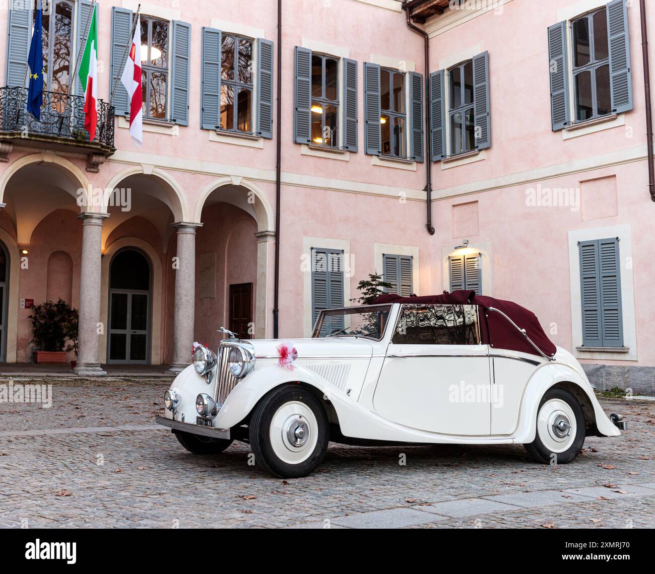 Milano, Italia - 16 marzo 2024: Vecchio roadster bianco 1936 Standard Swallow SS Jaguar parcheggiato nel cortile di Villa Litta. Vista laterale Foto Stock