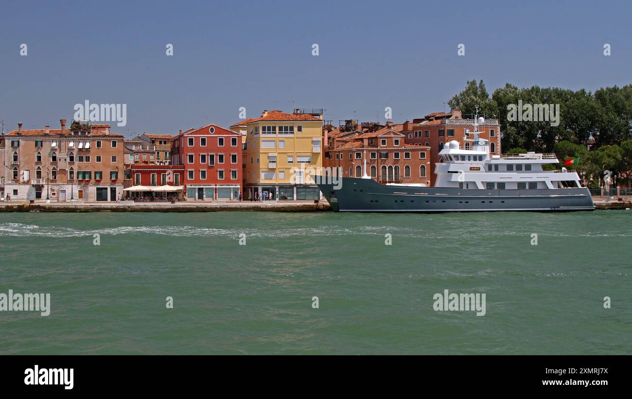 Venezia, Italia - 10 luglio 2011: Super Yacht Axantha II ormeggiato al Waterfront Dock Sunny Summer Day. Foto Stock