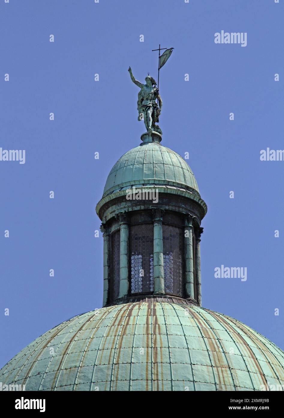 Venezia, Italia - 09 luglio 2011: Statua in cima al Duomo della chiesa di San Simeone piccolo in estate. Foto Stock
