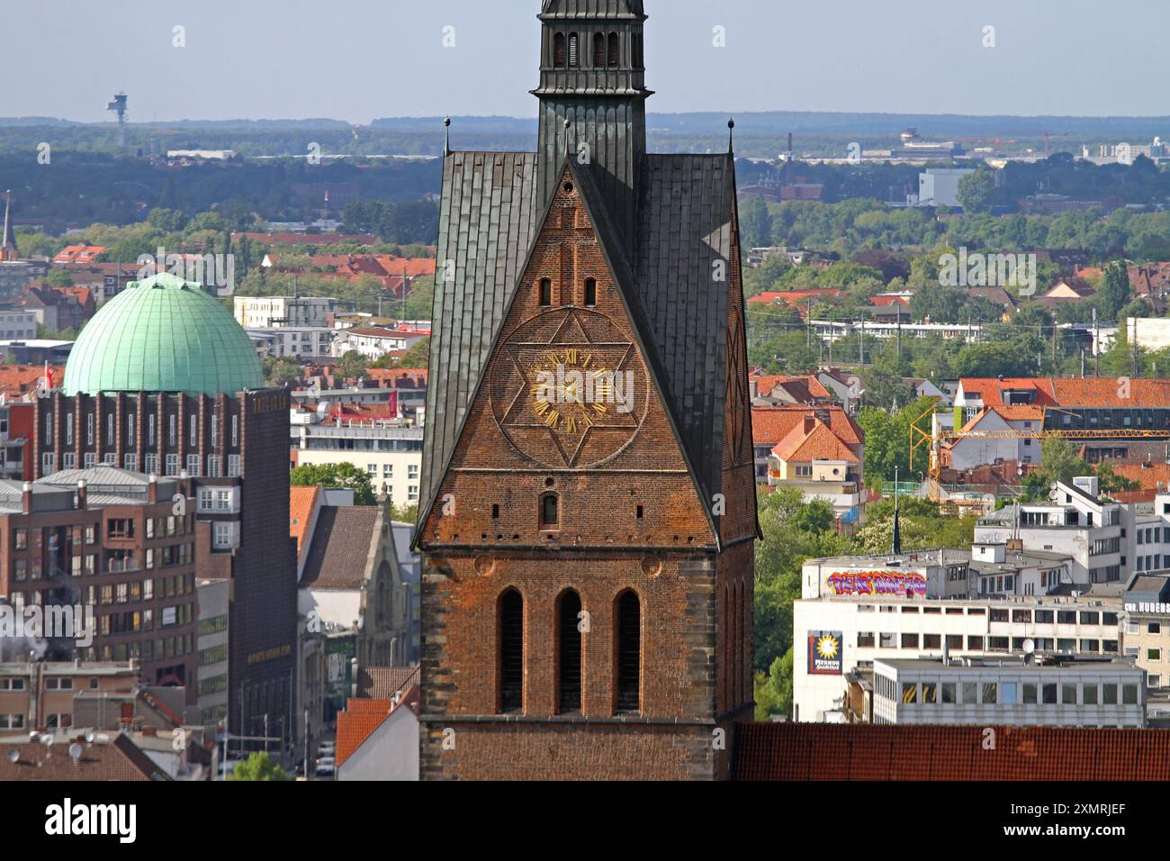 Hannover, Germania - 3 maggio 2011: Torre della Chiesa al mercato Chiesa Marktkirche Cattedrale edificio storico nella città vecchia. Foto Stock