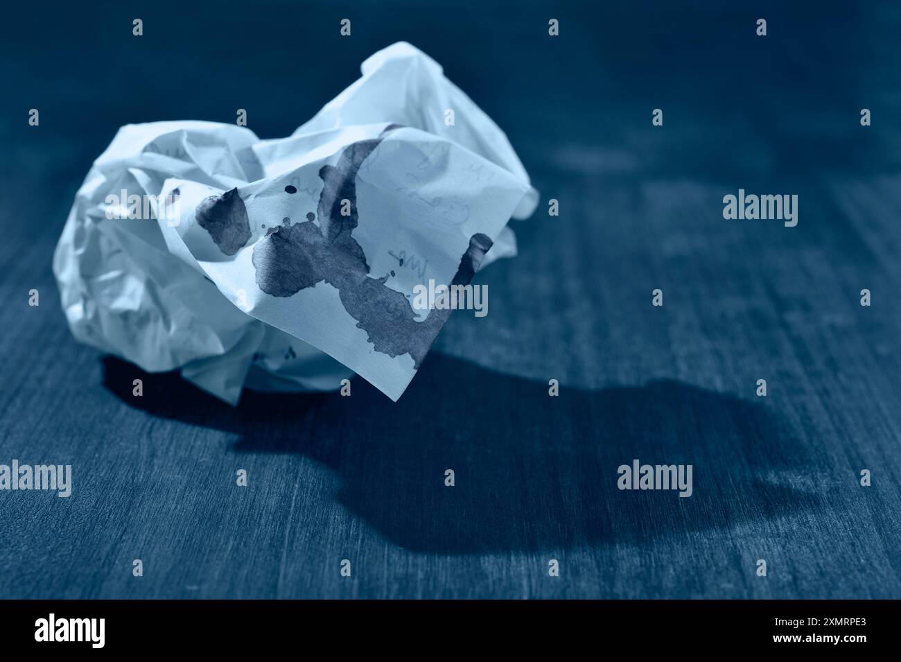 Foglio di carta arricciata bianca con macchie blu , carta usata Foto Stock