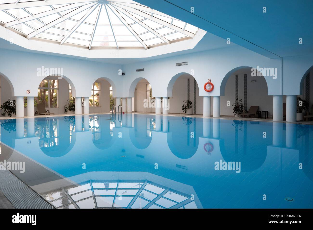 Moderna piscina interna in stile arabo in un resort in Tunisia. Foto Stock