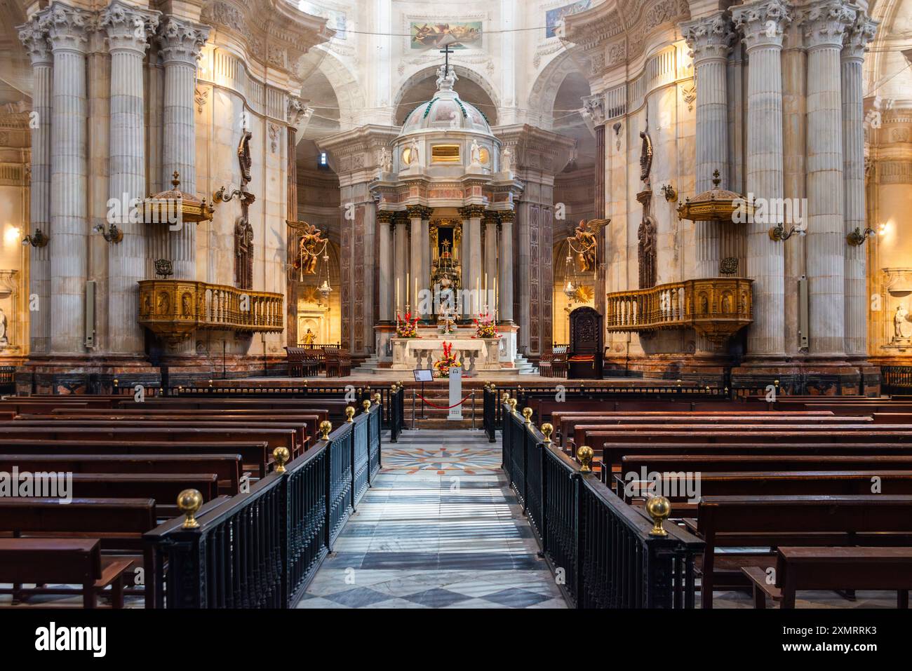 Cadice, Spagna - giugno 30 2024: Interno della cattedrale di Cádiz (in spagnolo: Catedral de Santa Cruz de Cádiz), una chiesa cattolica romana Foto Stock