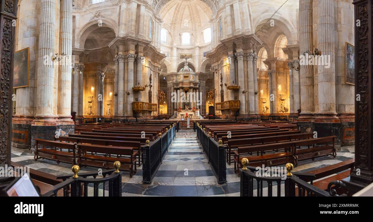 Cadice, Spagna - giugno 30 2024: Interno della cattedrale di Cádiz (in spagnolo: Catedral de Santa Cruz de Cádiz), una chiesa cattolica romana Foto Stock