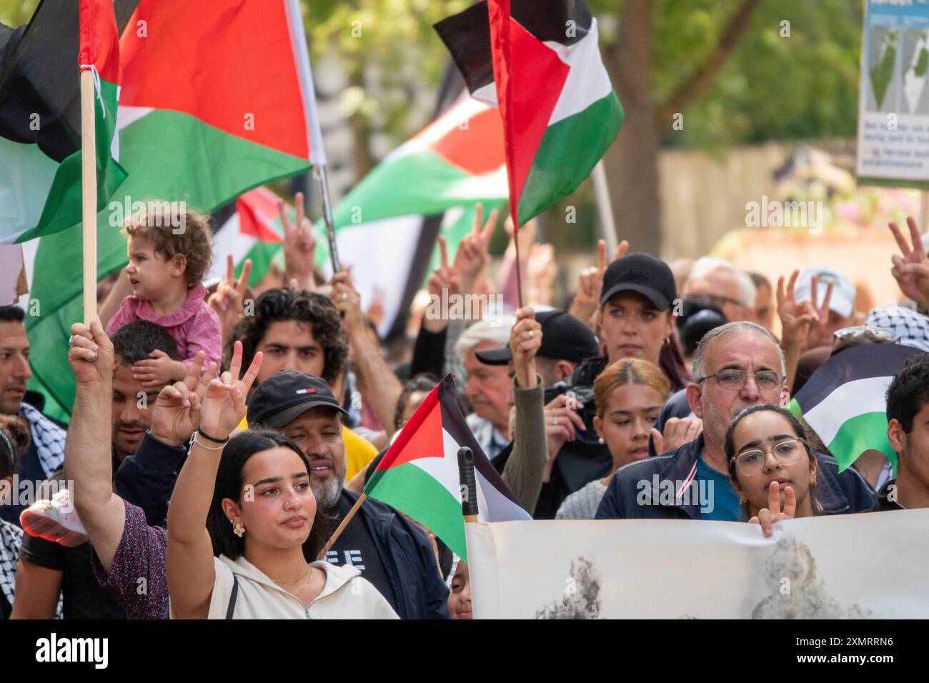 Folla di persone che marciano in segno di solidarietà con la Palestina Foto Stock