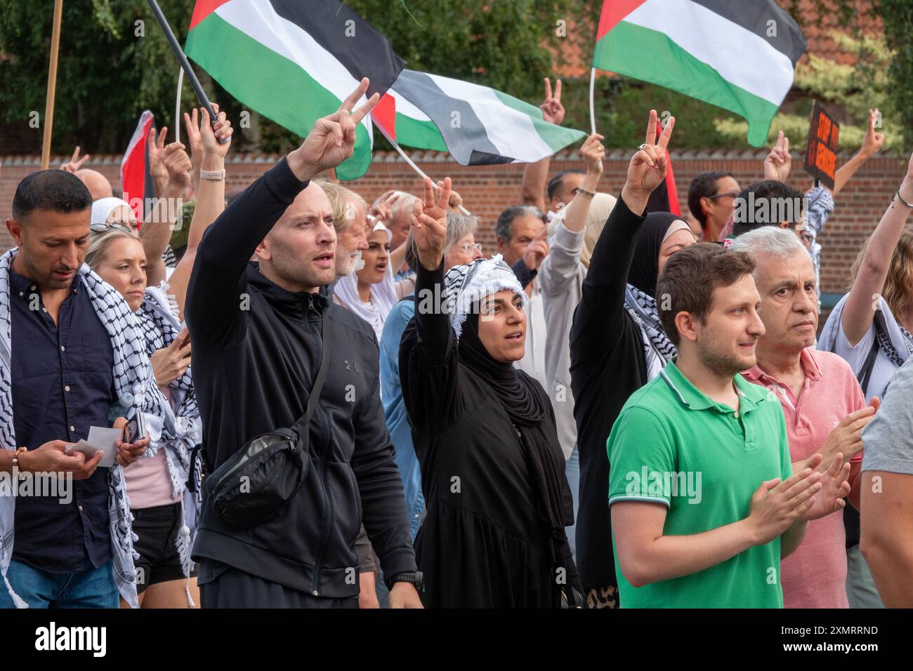 Folla di persone che marciano in segno di solidarietà con la Palestina Foto Stock