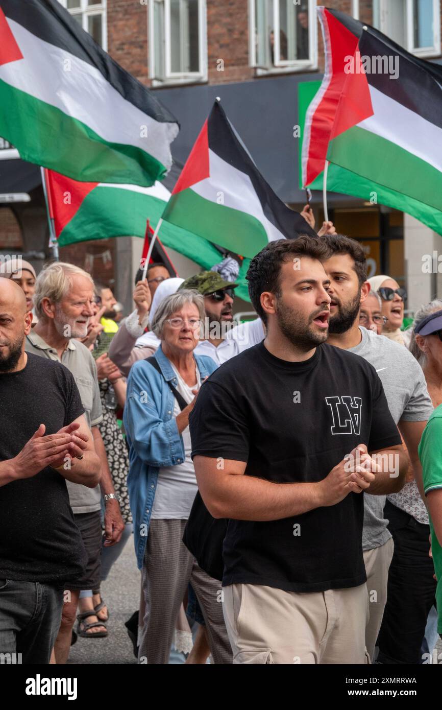 Folla di persone che marciano in segno di solidarietà con la Palestina Foto Stock