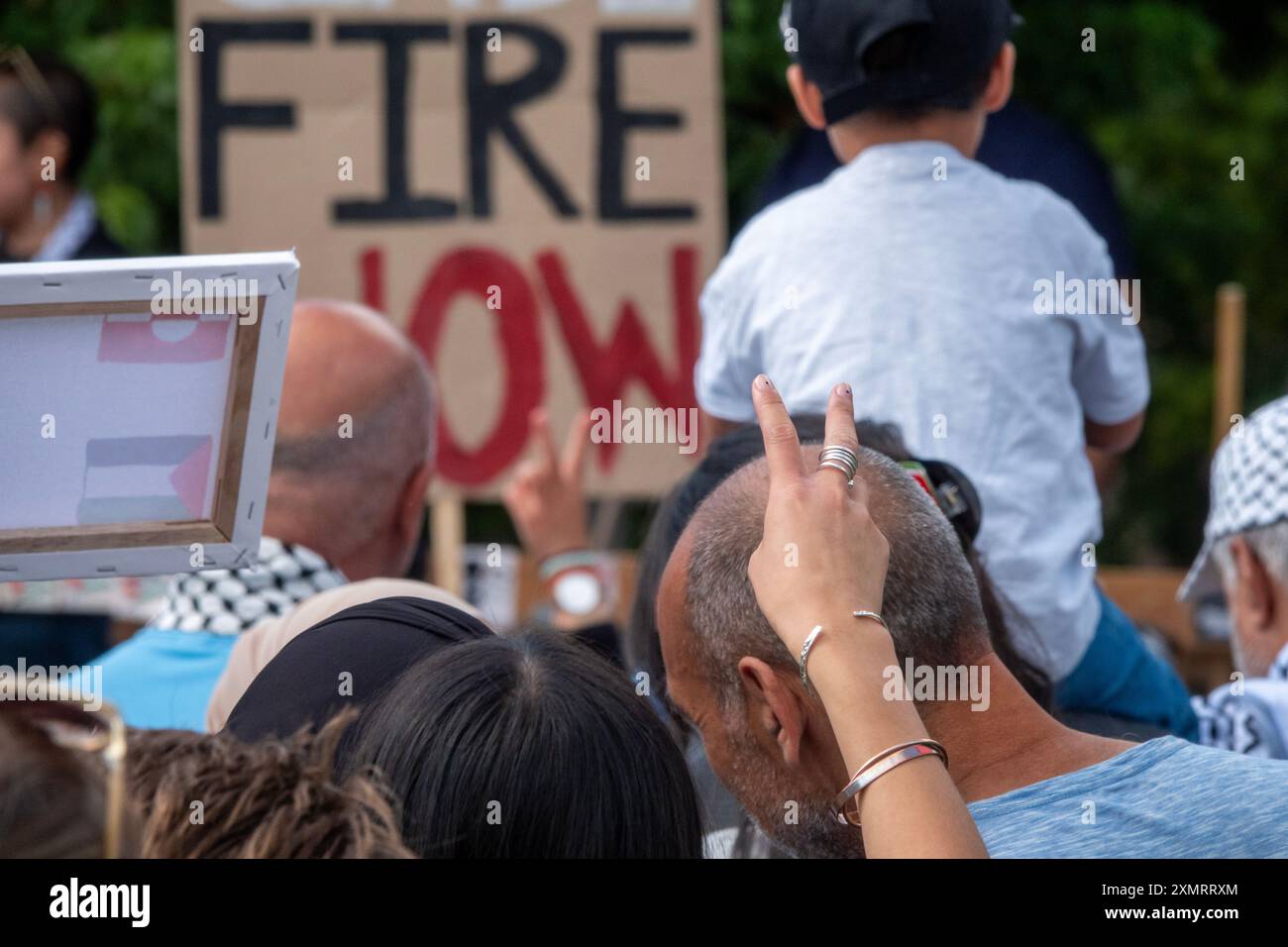 Folla di persone che marciano in segno di solidarietà con la Palestina Foto Stock