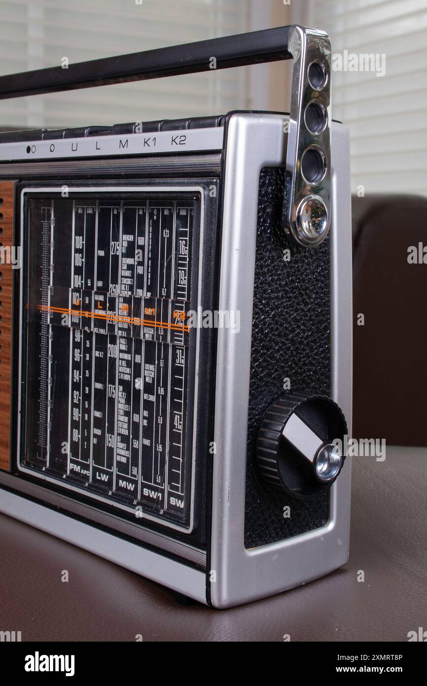 Grundig Concert Boy 1100 radio portatile con vista ad angolo sul lato destro Foto Stock