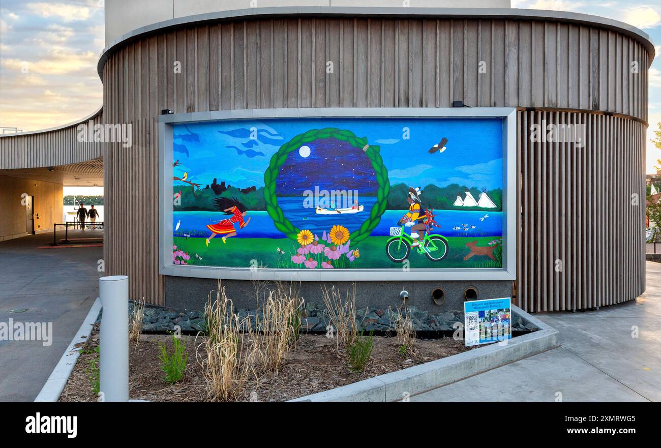 Il murale del 2023 presso il padiglione Bde Maka Ska creato dalle donne native americane della coorte di artisti We Are Altill Here. Il pezzo fonde i nativi americani Foto Stock