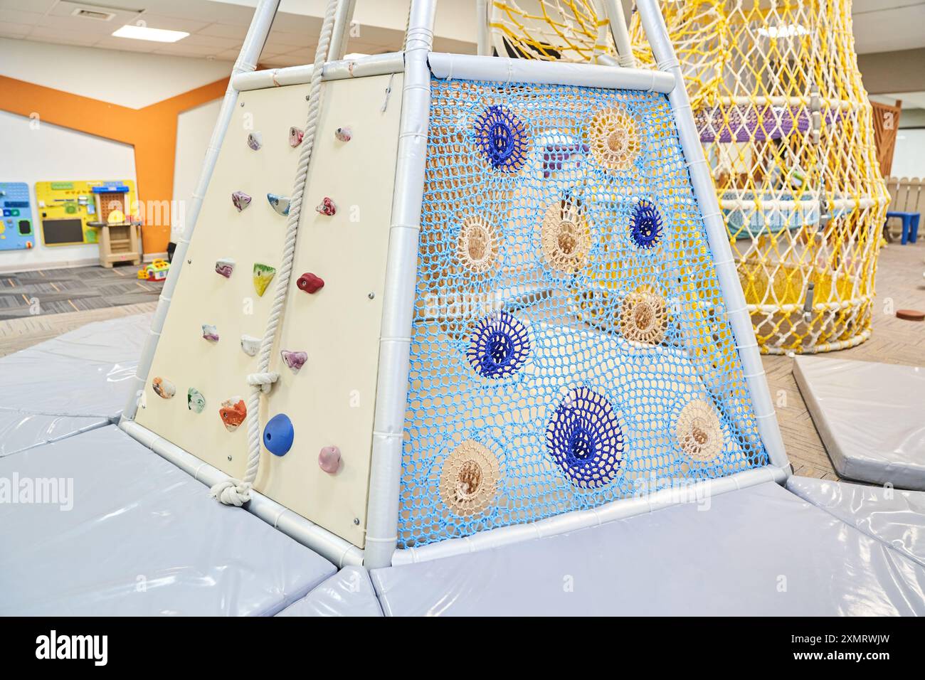 Un parco giochi senza bambini, l'ingresso al labirinto con una griglia colorata, una stanza per bambini nel centro di intrattenimento giochi. Con spazio per copiare. Foto di alta qualità Foto Stock