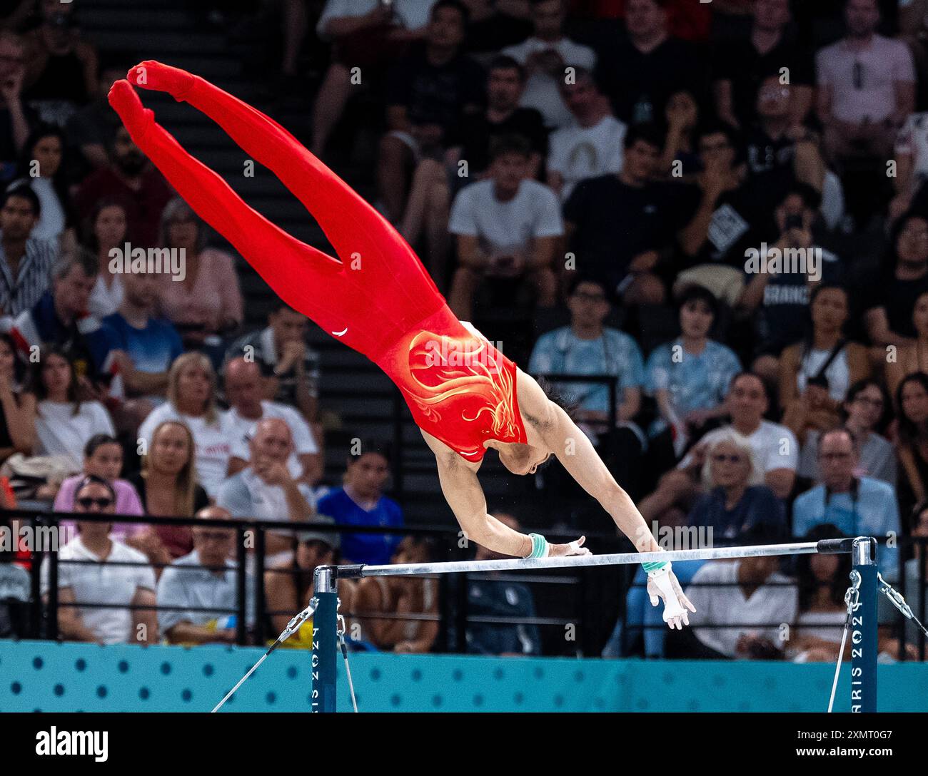 Parigi, Francia. 29 luglio 2024. Il cinese su Weide perde la barra orizzontale e cade durante la sua routine nella rotazione finale delle finali a squadre di ginnastica artistica maschile ai Giochi Olimpici estivi di Parigi, Francia, lunedì 29 luglio 2024. Questo ha portato la Cina al secondo posto con il Giappone che ha vinto l'oro. Foto di Kate Benic/UPI credito: UPI/Alamy Live News Foto Stock