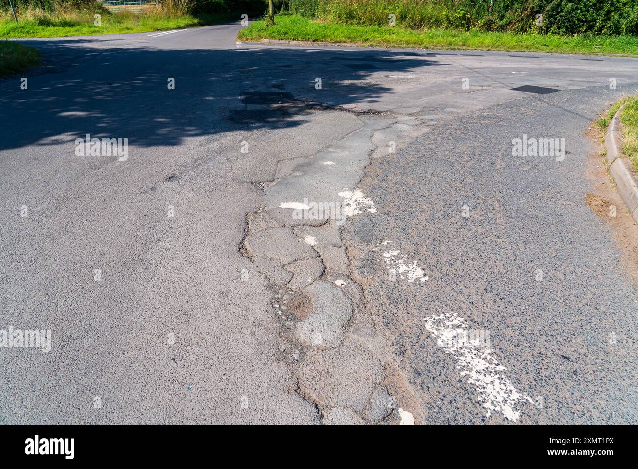 Buche su una strada del Regno Unito, danni da Pothole Foto Stock