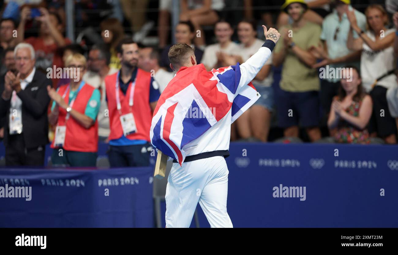 Parigi, Francia. 29 luglio 2024. Matthew Richards del team GB indossa una bandiera union Jack mentre celebra la vittoria della medaglia d'argento nella finale maschile di 200 m stile libero, durante il terzo giorno dei Giochi Olimpici di Parigi 2024, Parigi, Francia. Crediti: Isabel Infantes/Alamy Live News Foto Stock