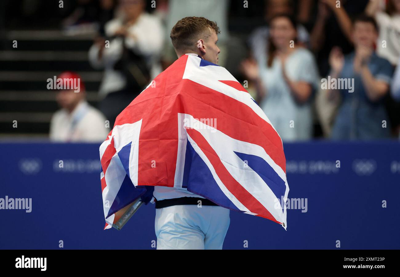 Parigi, Francia. 29 luglio 2024. Matthew Richards del team GB indossa una bandiera union Jack mentre celebra la vittoria della medaglia d'argento nella finale maschile di 200 m stile libero, durante il terzo giorno dei Giochi Olimpici di Parigi 2024, Parigi, Francia. Crediti: Isabel Infantes/Alamy Live News Foto Stock