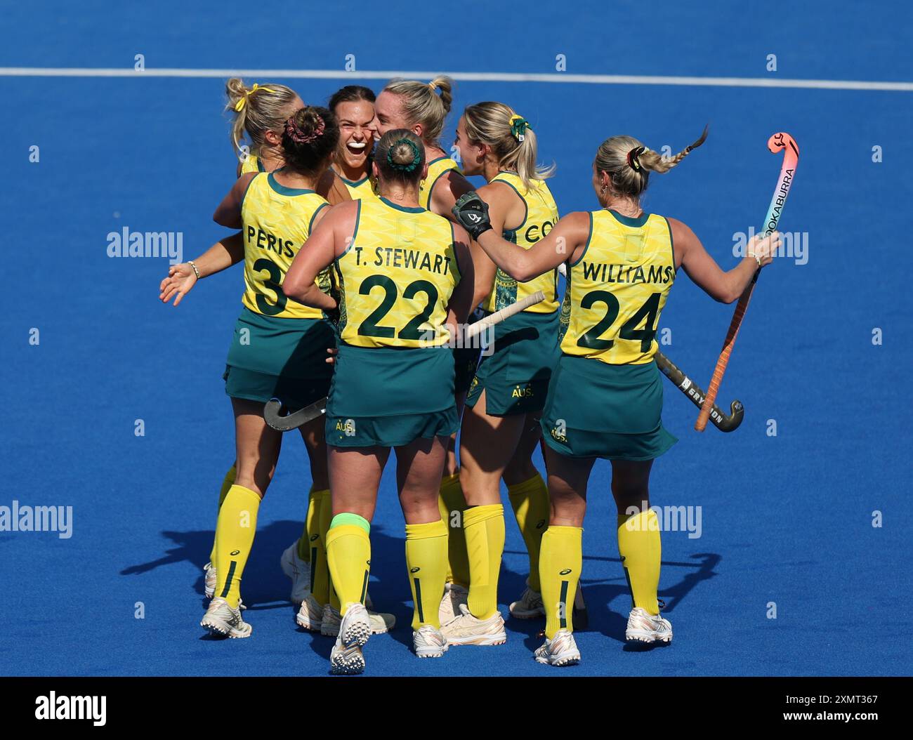 Colombes, Francia. 29 luglio 2024. Le giocatrici australiane celebrano i punteggi durante la partita femminile di biliardo B di hockey tra Gran Bretagna e Australia a Colombes, Francia, 29 luglio 2024. Crediti: Ren Pengfei/Xinhua/Alamy Live News Foto Stock