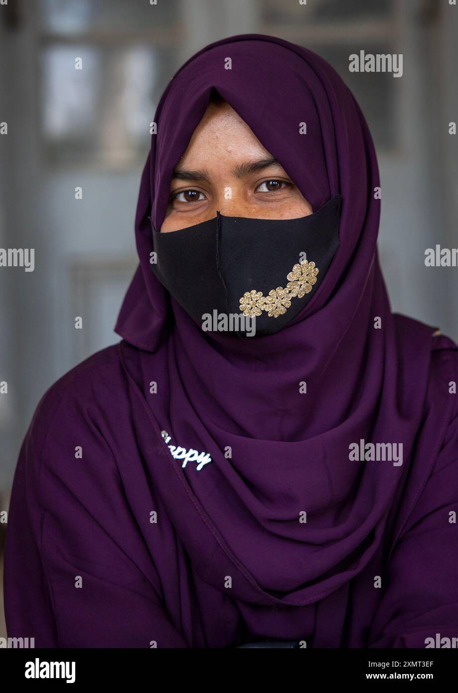 Donna musulmana del Bangladesh che indossa una maschera anti covid, divisione Khulna, Jessore, Bangladesh Foto Stock