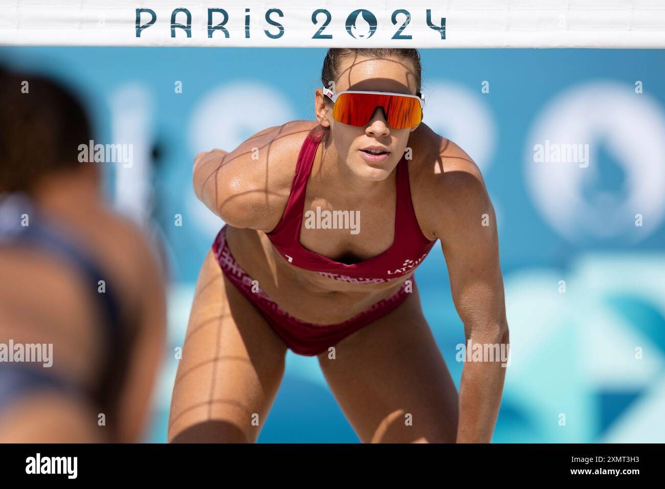 PARIS, FRANCE - JULY 29: Tina Graudina of Latvia gives a hand signal at the Women's Beach Volleyball Preliminary rounds during the Paris 2024 Olympic Games match between Tina Graudina and Anastasija Samoilova of Latvia and Zoe Verge-Depre and Esmee Boebner of Switzerland at the Eiffel Tower Stadium on July 29, 2024 in Paris, France. (Photo by Pete Dovgan/Speed Media/Icon Sportswire) (Icon Sportswire via AP Images) Foto Stock