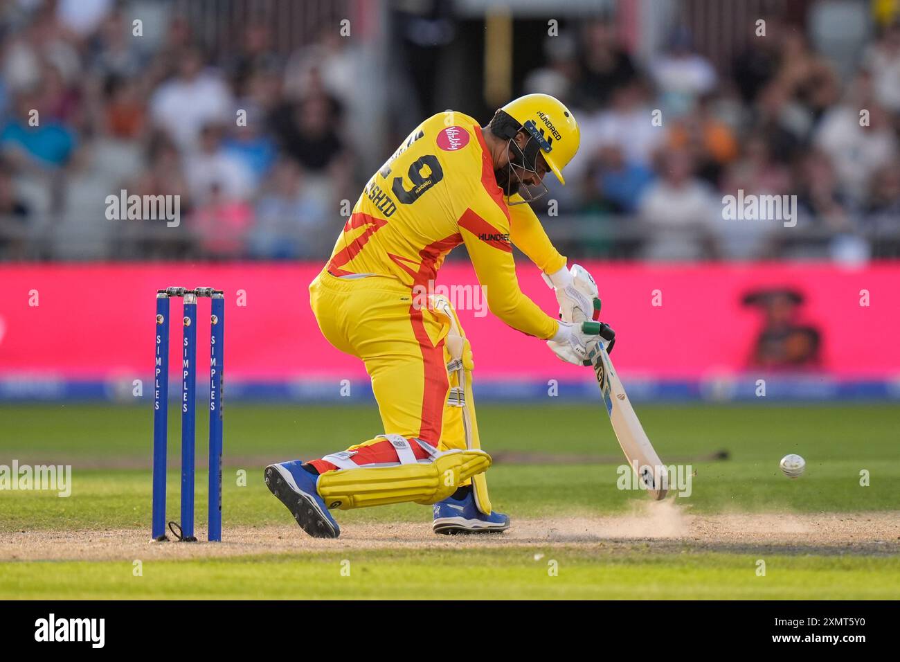 29 luglio 2024; Old Trafford Cricket Ground, Manchester, Inghilterra; The Hundred Mens Cricket, Manchester Originals contro Trent Rockets; Rashid Khan dei Trent Rockets in azione di battuta Foto Stock