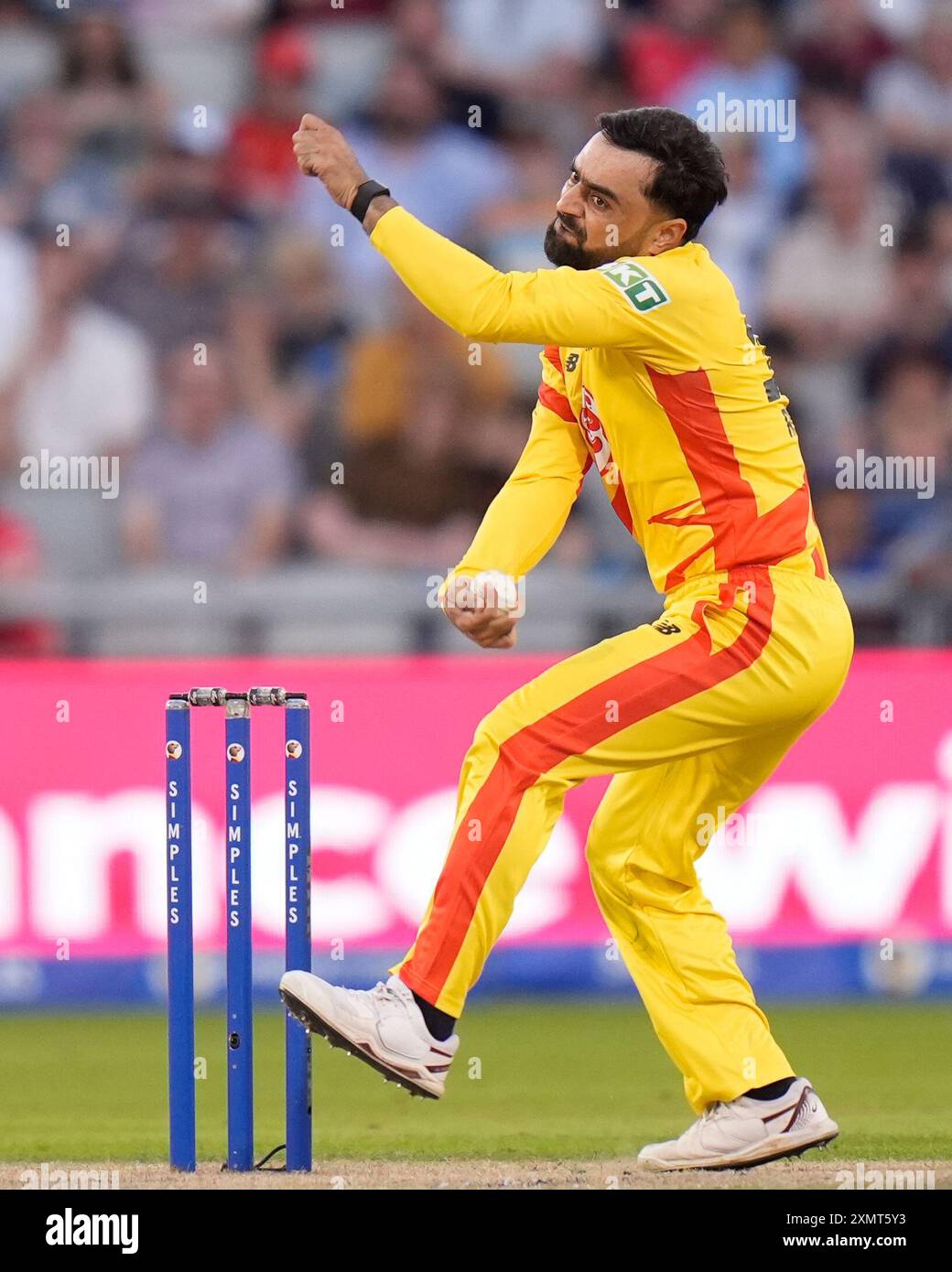 29 luglio 2024; Old Trafford Cricket Ground, Manchester, Inghilterra; The Hundred Mens Cricket, Manchester Originals Versus Trent Rockets; Rashid Khan dei Trent Rockets in azione di bowling Foto Stock