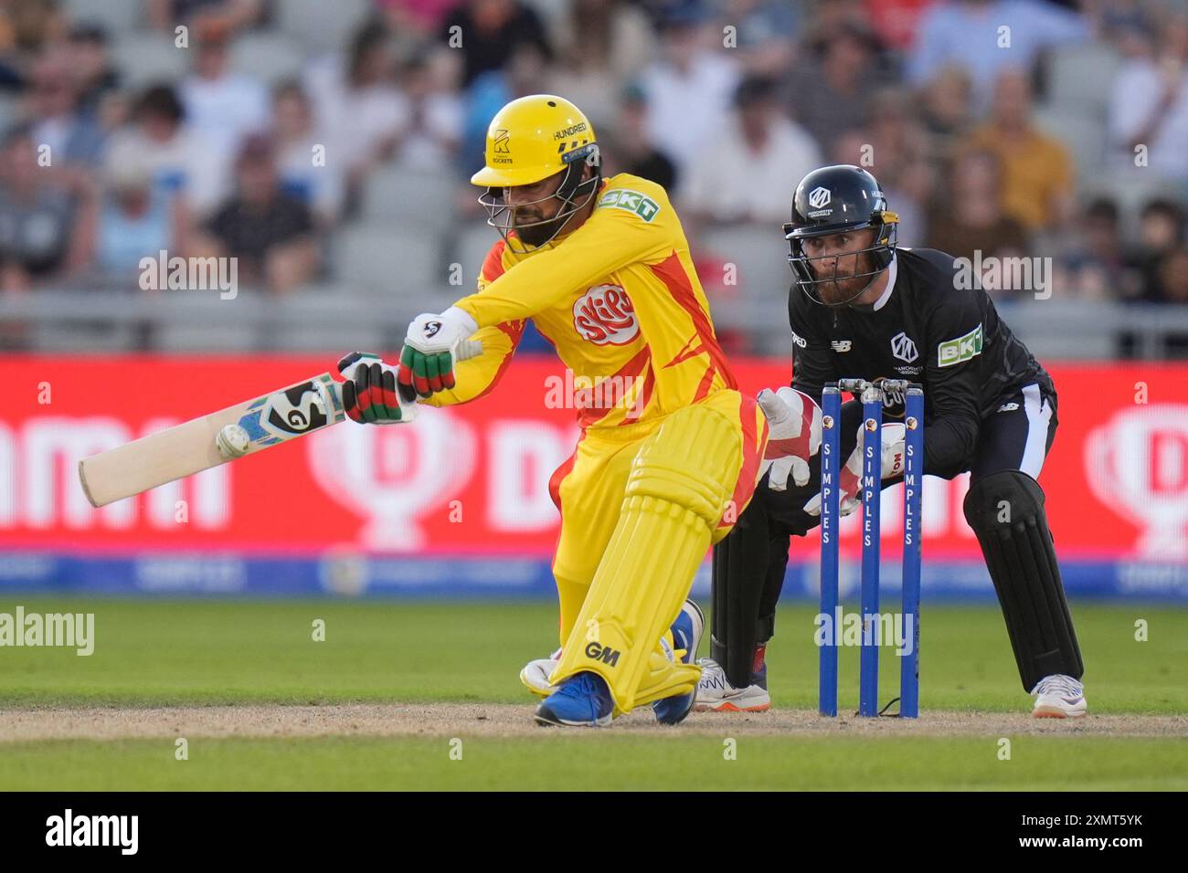 29 luglio 2024; Old Trafford Cricket Ground, Manchester, Inghilterra; The Hundred Mens Cricket, Manchester Originals contro Trent Rockets; Rashid Khan dei Trent Rockets in azione di battuta Foto Stock
