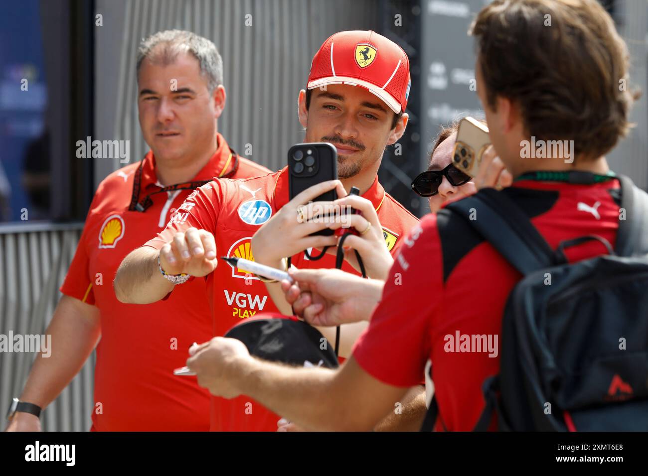 Mogyorod, Ungheria. 20 luglio 2024. Formula 1 Gran Premio d'Ungheria a Hungaroring, Ungheria. Nella foto: Charles Leclerc (MON) della Scuderia Ferrari con i fan nel paddock © Piotr Zajac/Alamy Live News Foto Stock