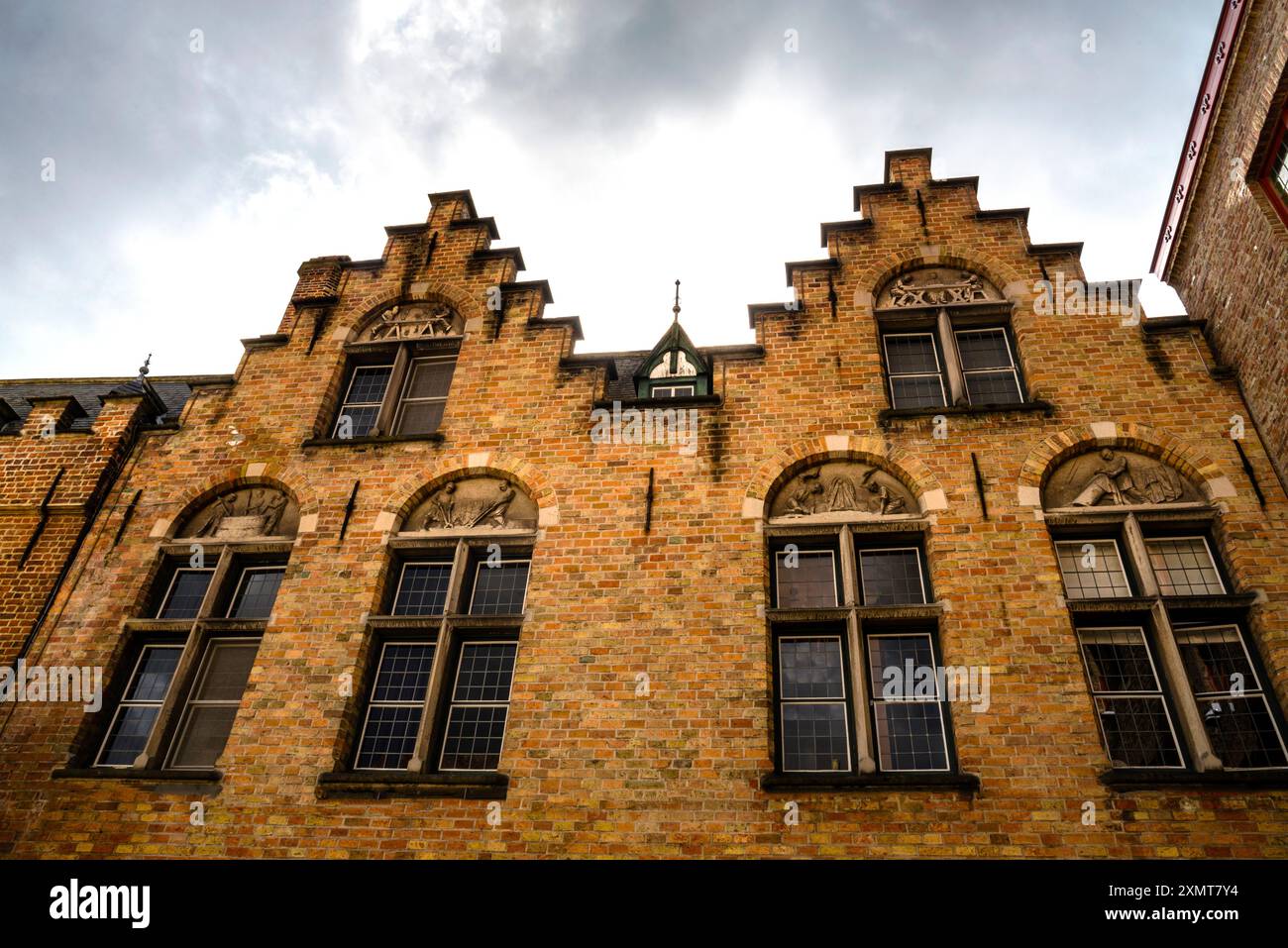 Facciata in mattoni a due frontali a Bruges, Belgio. Foto Stock