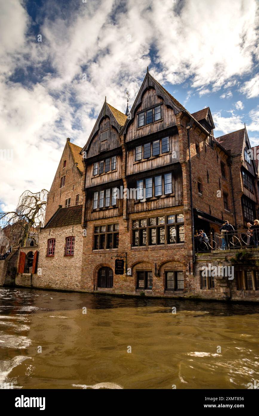 Case medievali in legno a doppio tetto sul canale di Bruges. E' anche l'hotel dove e' stato girato "a Bruges". Foto Stock