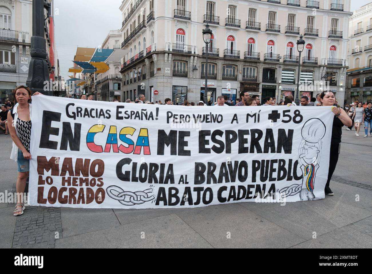 Diverse persone durante la manifestazione contro i risultati delle elezioni venezuelane al tramonto del 29 luglio 2024 a Madrid, Spagna Foto Stock