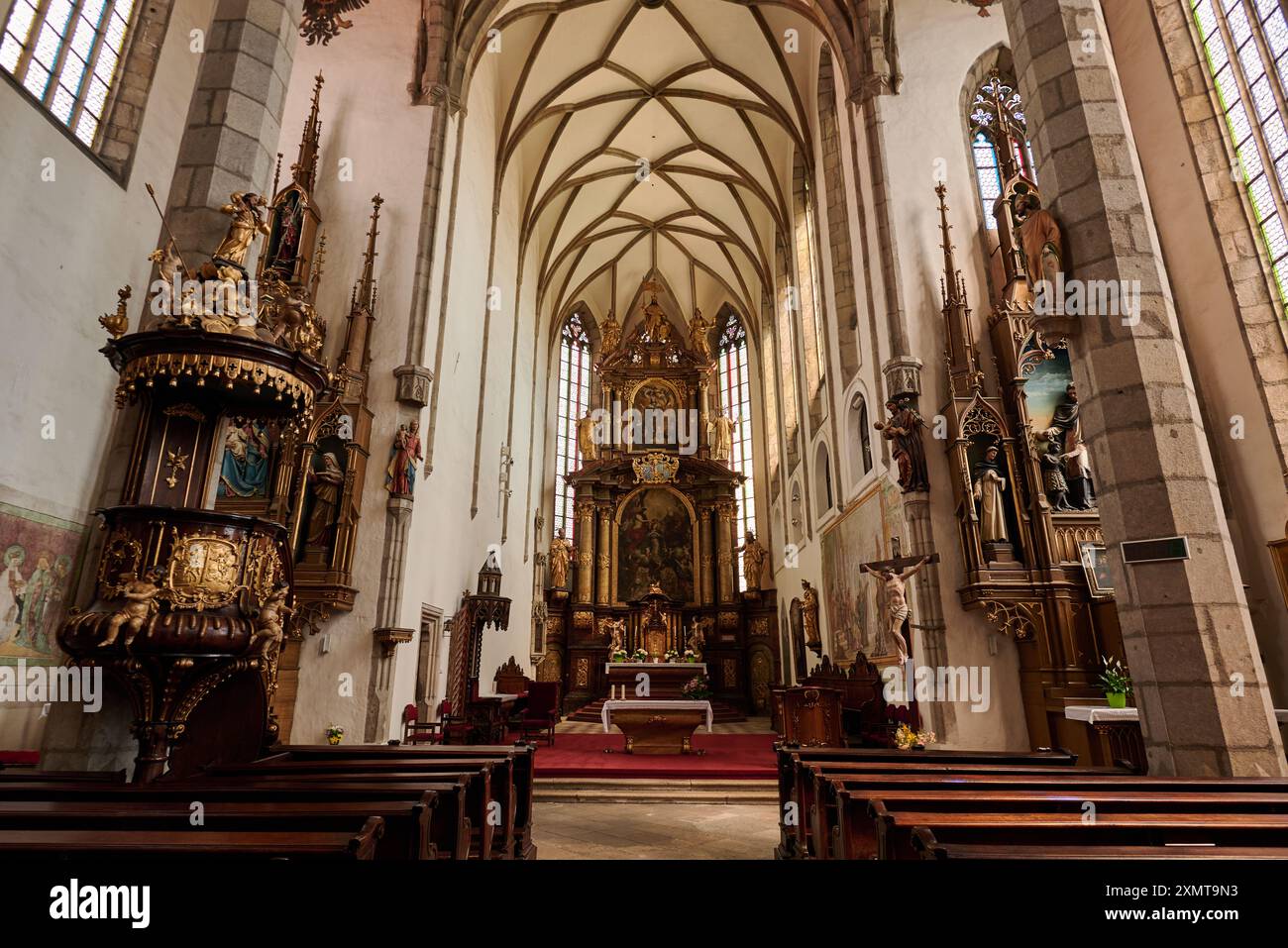 Cattedrale gotica della Chiesa di San Vito, monumento culturale nazionale a Cesky Krumlov, regione della Boemia meridionale della Repubblica Ceca il 28 luglio 2024 Foto Stock