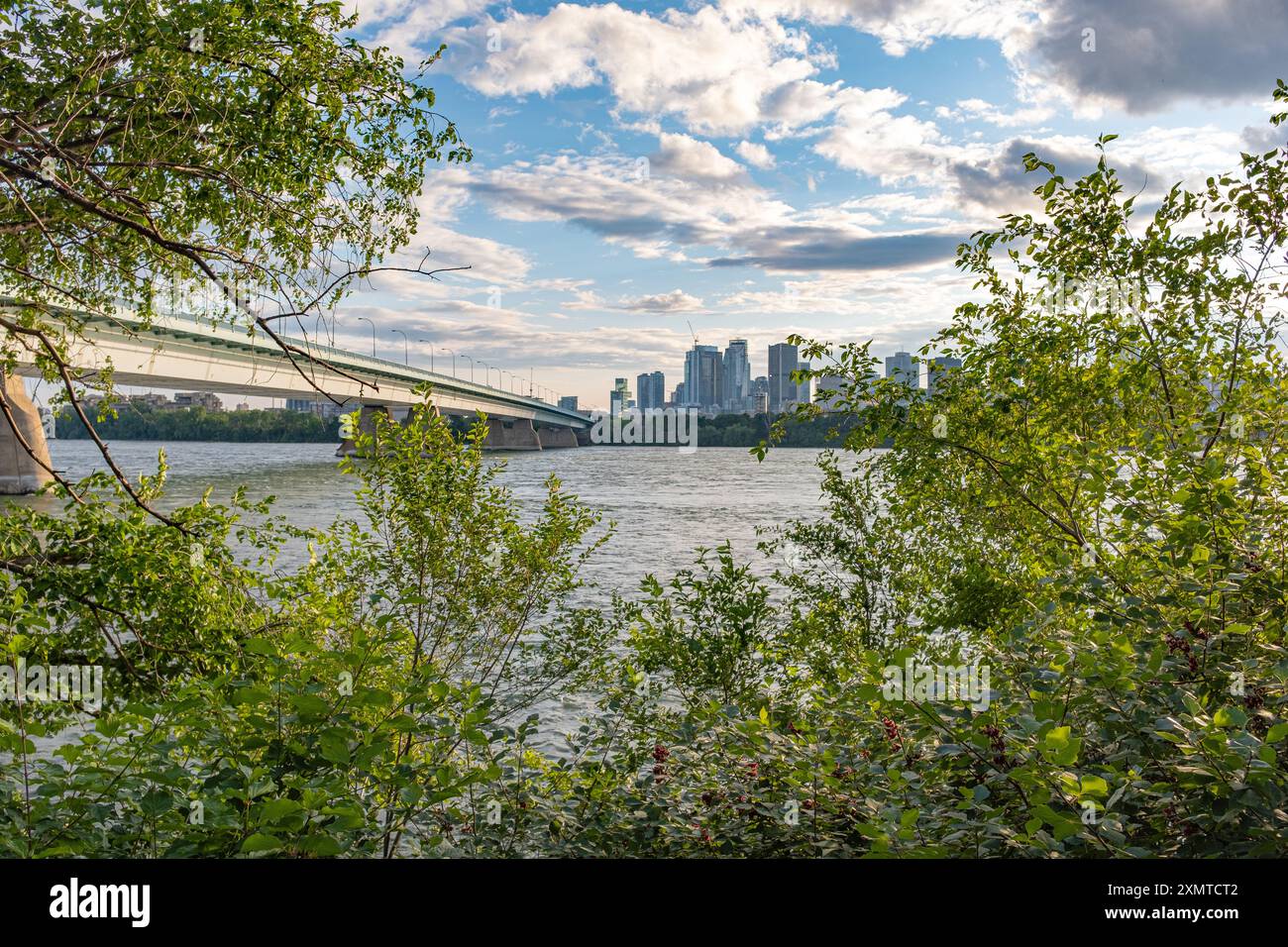 Vista del centro di Montreal dall'isola di St. Helen con il ponte Concord. Preso in una soleggiata fine estate del pomeriggio Foto Stock