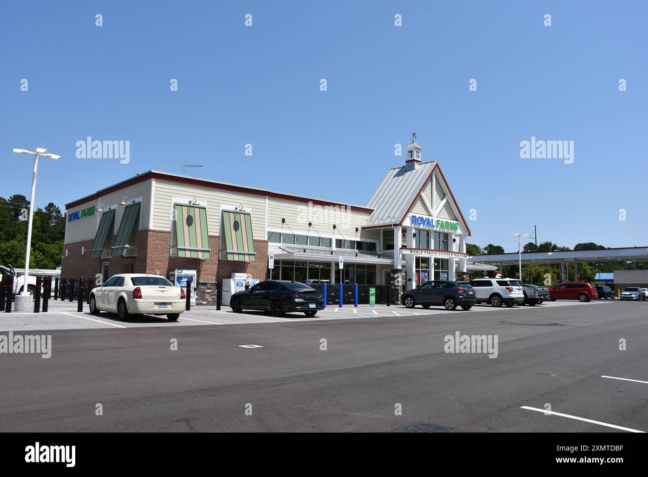 Un nuovo minimarket Royal Farms e distributore di benzina. Foto Stock